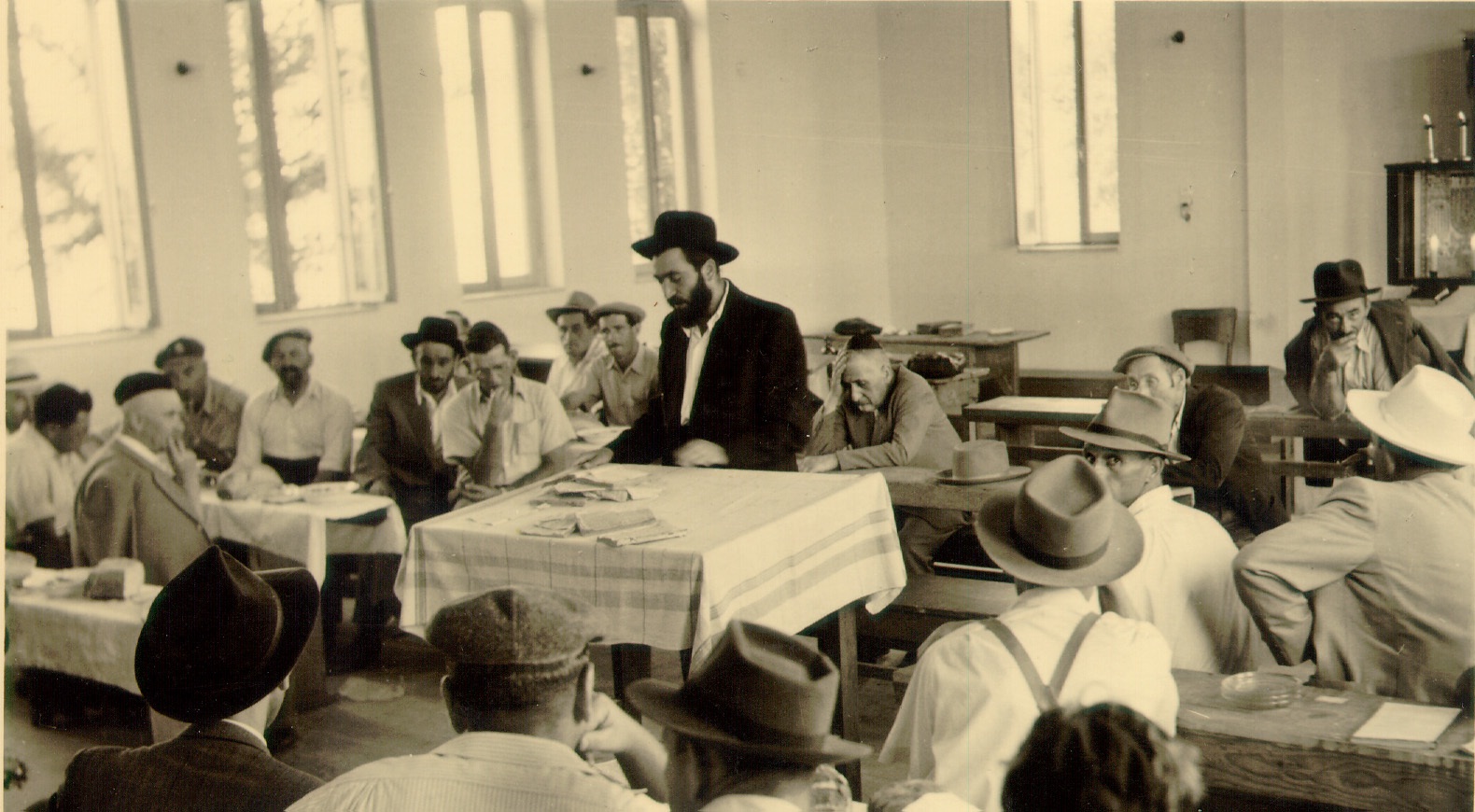 Kálmán Pinkhasz z’cl (középen) előadást tart egy jeruzsálemi zsinagógában. 